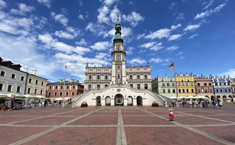 Ile kilometrów dzieli Lublin od Zamościa? Odkryj trasę i czas podróży!